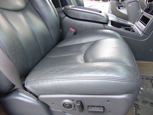 Used 2004 Chevrolet Silverado 2500 LT w/ Heavy-Duty Power Package image 14