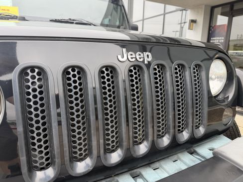 Used 2010 Jeep Wrangler Sahara AWD/4WD image 19