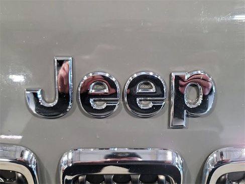 Used 2020 Jeep Cherokee Limited image 27