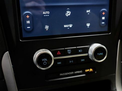 Certified 2022 Ford Edge SE image 4