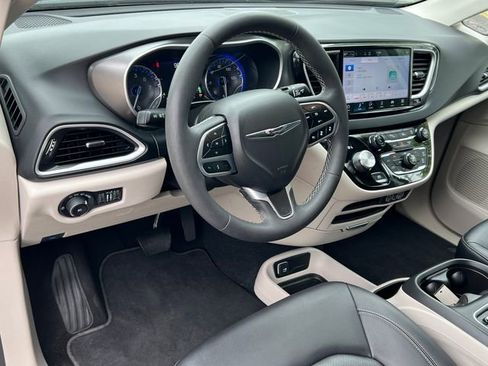 Used 2024 Chrysler Pacifica Touring-L FWD image 18