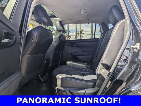 Used 2023 Toyota Highlander XLE image 12