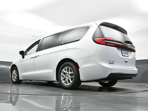 Used 2024 Chrysler Pacifica Touring-L FWD image 47