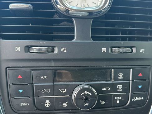 Used 2011 Chrysler Town & Country Touring-L w/ Driver Convenience Group FWD image 20