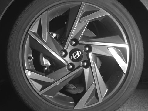 Used 2025 Hyundai Elantra SEL FWD image 12