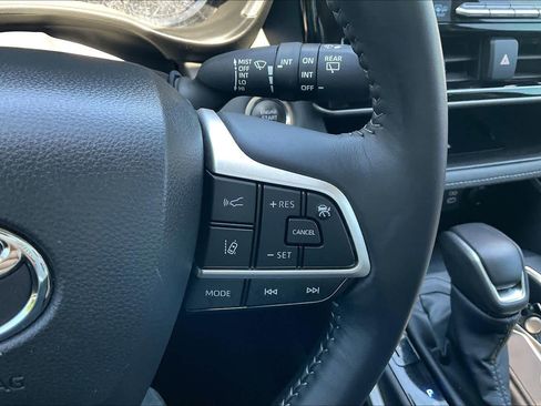 Used 2025 Toyota Highlander XLE image 25