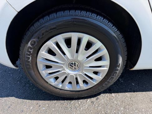 Used 2010 Volkswagen Golf 4-Door FWD image 8