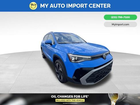 Used 2025 Volkswagen Taos SE w/ Panoramic Sunroof Package AWD/4WD image 1