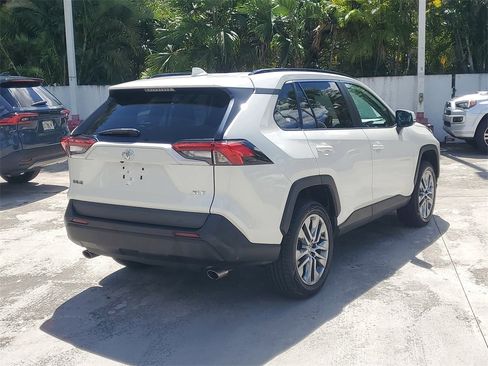 Used 2022 Toyota RAV4 XLE Premium image 8