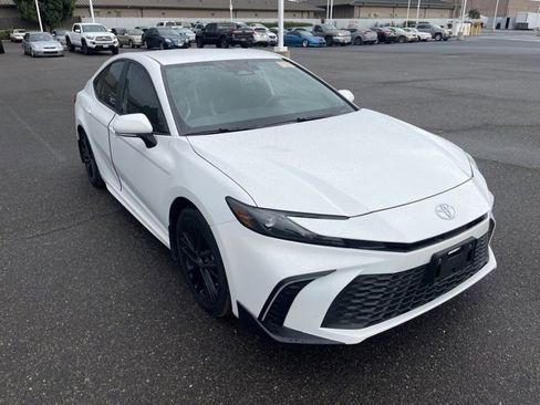 Used 2025 Toyota Camry SE image 3
