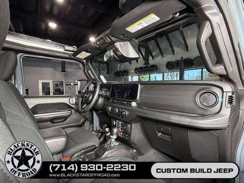 Used 2025 Jeep Wrangler Unlimited Rubicon 4xe w/ Convenience Group AWD/4WD image 23