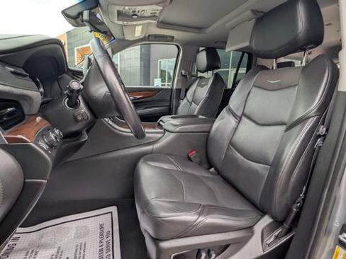 Used 2019 Cadillac Escalade Luxury AWD/4WD image 15