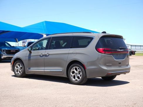 Used 2023 Chrysler Pacifica Limited FWD image 5