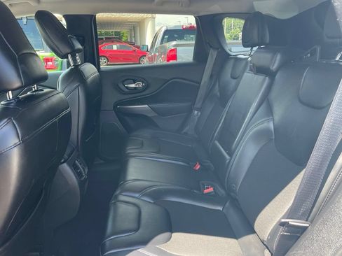Used 2019 Jeep Cherokee Latitude Plus w/ Cold Weather Group AWD/4WD image 8