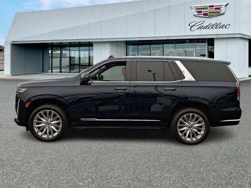 Used 2024 Cadillac Escalade Premium Luxury AWD/4WD image 2