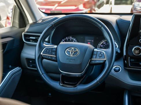 Used 2020 Toyota Highlander LE image 12