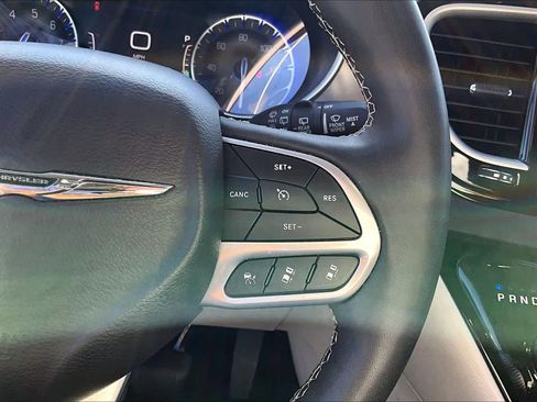 Used 2024 Chrysler Pacifica Touring-L FWD image 23