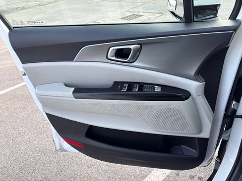Used 2022 Kia Carnival LX FWD image 22