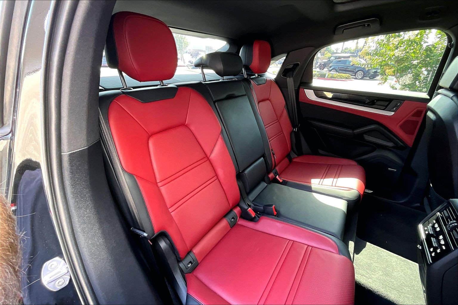 Certified 2025 Porsche Cayenne E-Hybrid Coupe w/ Premium Package Plus AWD/4WD image 27