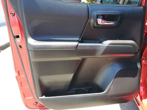 Used 2017 Toyota Tacoma TRD Sport image 12