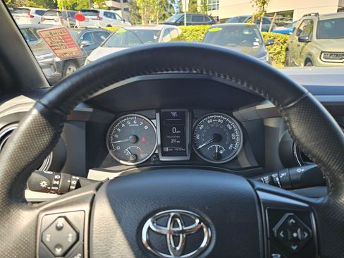 Used 2017 Toyota Tacoma TRD Off-Road w/ Premium & Technology Package AWD/4WD image 26