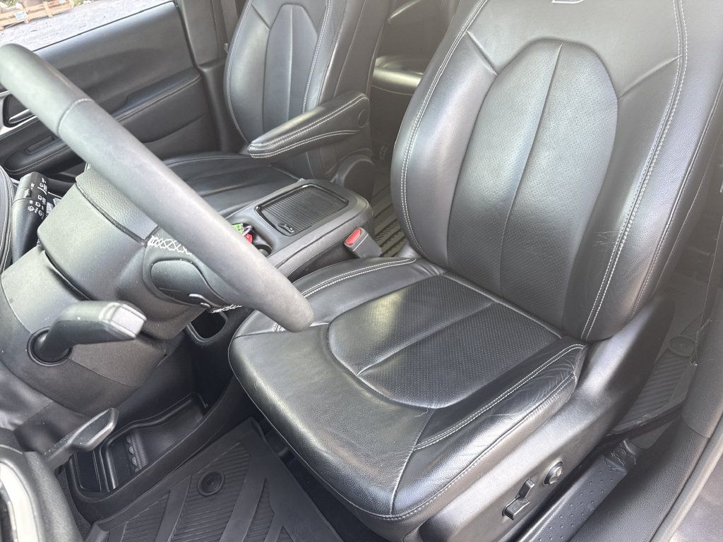 Used 2022 Chrysler Pacifica Touring-L w/ S Appearance Package FWD image 11