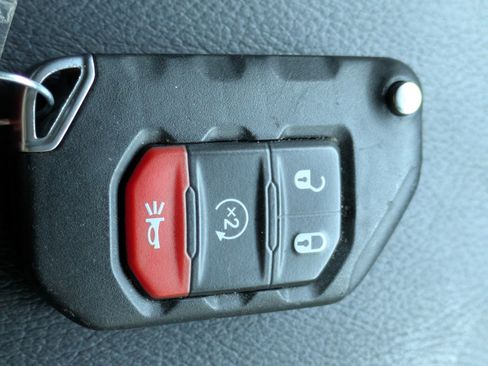 Used 2021 Jeep Wrangler Unlimited Sahara image 28