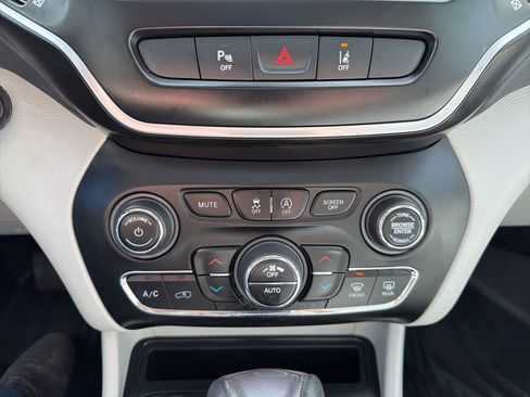 Used 2021 Jeep Cherokee Latitude Lux w/ Sun & Sound Group image 24