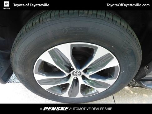Used 2023 Toyota Highlander XLE AWD/4WD image 9