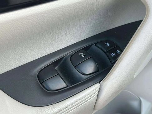 Used 2018 Nissan Rogue Sport SV w/ SV Technology Package FWD image 18
