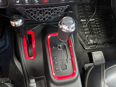 Used 2017 Jeep Wrangler Sahara w/ Connectivity Group AWD/4WD image 22