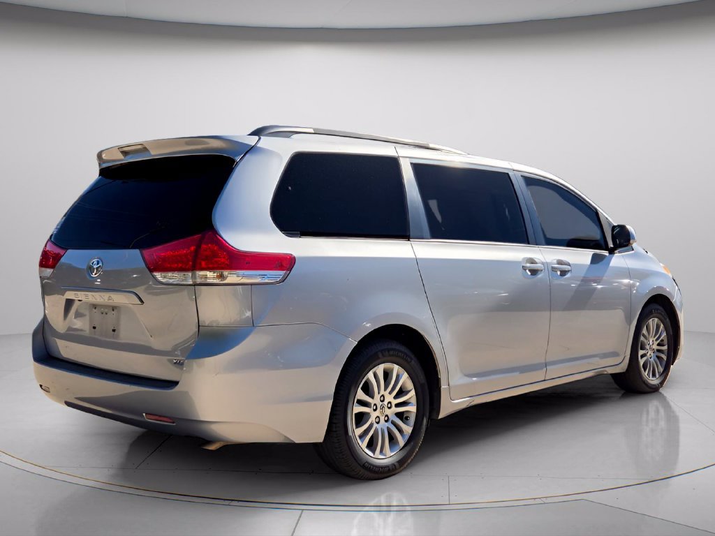 Used 2013 Toyota Sienna XLE FWD image 7