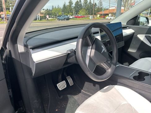 Used 2022 Tesla Model Y Performance image 7