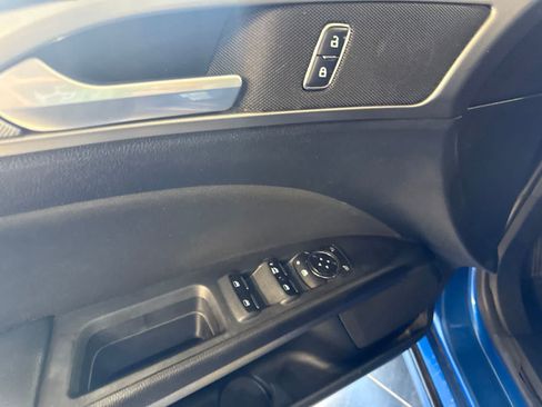 Used 2018 Ford Fusion SE w/ Fusion SE Technology Package FWD image 19