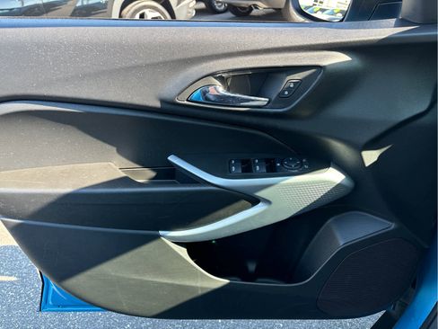 Certified 2025 Chevrolet Trax RS w/ Sunroof Package FWD image 18