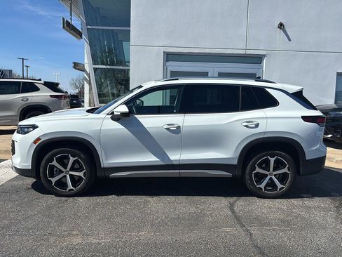 Used 2025 Volkswagen Tiguan SE w/ Panoramic Sunroof Package image 4