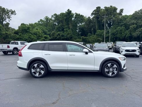 Used 2022 Volvo V60 T5 Cross Country AWD/4WD image 9