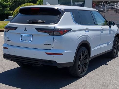 New 2026 Mitsubishi Outlander LE FWD image 3