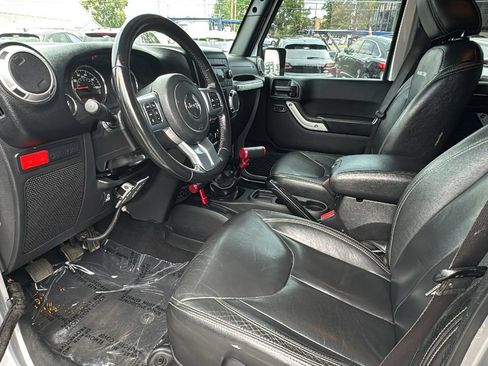 Used 2017 Jeep Wrangler Unlimited Rubicon w/ Max Tow Package AWD/4WD image 12