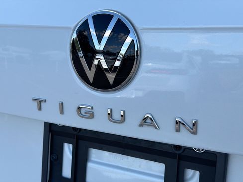Used 2023 Volkswagen Tiguan SE R-Line image 11