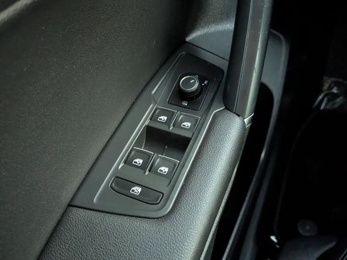 Used 2018 Volkswagen Tiguan SE image 26