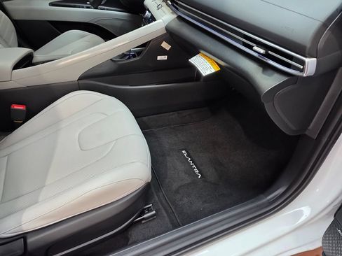 New 2026 Hyundai Elantra Limited FWD image 12