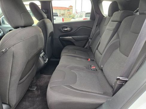 Used 2019 Jeep Cherokee Latitude w/ Popular Appearance Group image 4