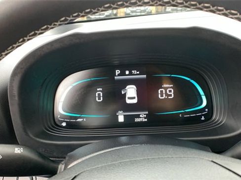 Used 2023 Hyundai Venue Limited image 14