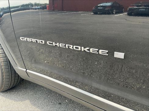 Used 2023 Jeep Grand Cherokee Limited w/ Luxury Tech Group II AWD/4WD image 25