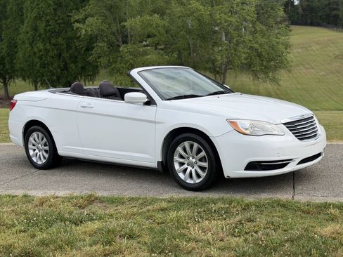 Used 2012 Chrysler 200 Touring FWD image 3