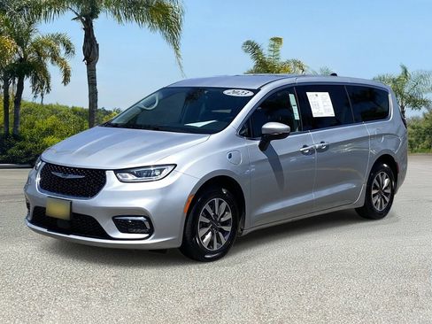 Used 2023 Chrysler Pacifica Touring-L FWD image 2