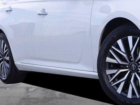 Used 2025 Nissan Altima 2.5 SV FWD image 3