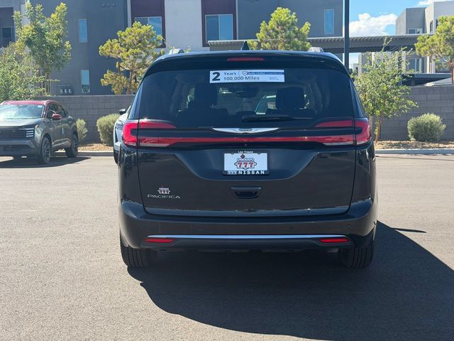 Used 2022 Chrysler Pacifica Touring-L FWD image 5