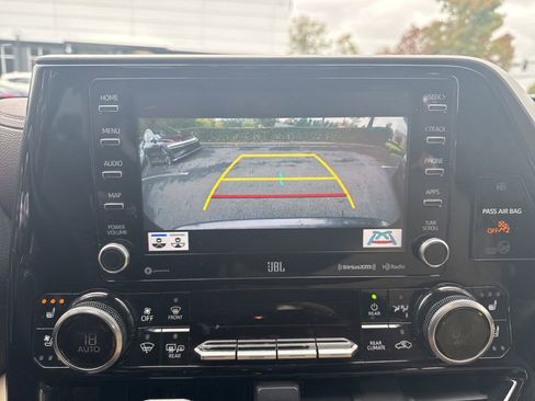 Used 2022 Toyota Highlander Limited image 16